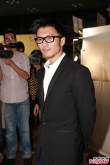 组图：谢霆锋出席英皇春茗 姗姗来迟拒受访