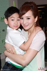 组图：司马燕同丈夫儿子参加活动 烹制美食