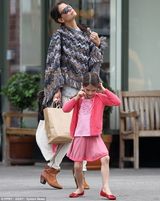 组图：小苏瑞当街跳舞步 拿手机疑与老爸通电话