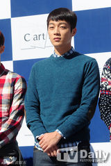 组图：BEAST出席粉丝签名会休闲装显亲和