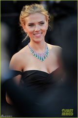 组图：斯嘉丽约翰逊爆乳亮相 胸部疑淤青