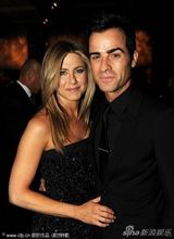 组图：安妮斯顿助阵导演工会奖 黑裙携男友秀恩爱