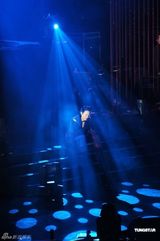 幻灯图：郑伊健澳门热力开唱 蒙嘉慧坐家属区捧场 