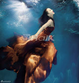 组图：李依晓水下大片梦幻飘逸