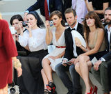 幻灯图集：杰西卡-阿尔芭白裙秀女人味 和伊万同台