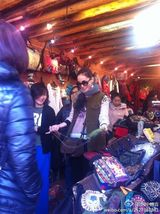 组图：王菲民族风装扮游丽江古镇素颜逛街