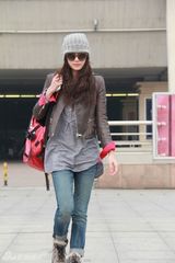 组图：小宋佳休闲装扮现身机场夹克搭配牛仔裤