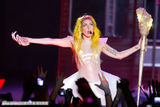 组图：lady gaga火红开场 手握魔杖向粉丝“施蛊”