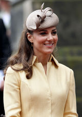 组图：威廉王子晋封王妃现身笑容甜美