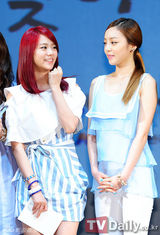 组图：Kara获韩国观光之星殊荣集体领奖