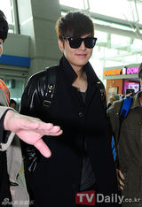 组图：李敏镐全黑酷帅亮相机场打造巨星气势