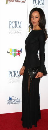 幻灯图集： Maggie Q亮相美国 黑色透视长裙秀身材