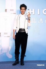 幻灯图：彭于晏与粉丝“爱的抱抱”引尖叫