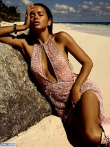 组图：巴西甜心利玛写真豪放 海滩如寂寞人鱼