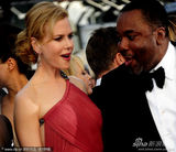 组图：妮可戛纳走秀风情露背 真空激凸艳光四射