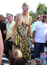 组图：帕丽斯-希尔顿胸部缩水 手臂现皱纹疑抽脂