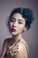 组图：贾青应邀拍写真 复古造型性感典雅