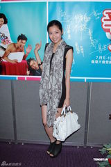 组图：王浩信生日上演舞台剧 女友送旅行箱计划出游