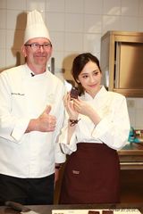 组图：吴佩慈受邀远赴比利时 探访巧克力王国