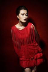 组图：王博时尚写真曝光 呆萌喷泉姐变御姐