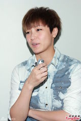 组图：何韵诗自嘲未变性 短信安慰容祖儿