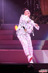 组图：陈奕迅台北火热开唱 台上大玩变装秀