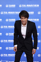 组图：万达百米红毯第二秀 梁朝伟赵薇众星百态