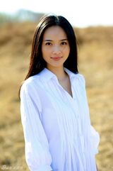 组图：李依玲悄然“绽放” 被称为性情小花旦