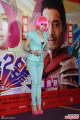 组图：徐若瑄粉红波波头助阵宣传大秀事业线