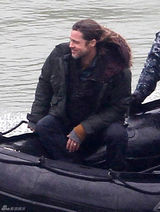 组图：皮特《僵尸世界大战》片场涉水重逢家人