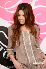 幻灯图：嫩模周秀娜T台秀春装 造型多变气质独特