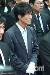 组图：金喜善等含泪参加金宗鹤导演遗体告别式