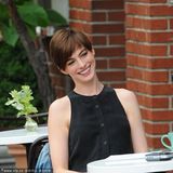 组图：海瑟薇帅气现身片场 豪放大笑不顾形象