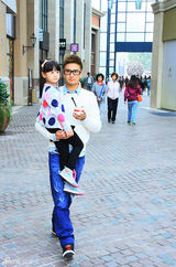 组图：田亮携女儿出游互喂冰激凌显温馨