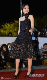 组图：高雅星亮相大钟红毯 露肩裙俏皮可爱