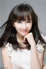 组图：程媛媛拍青春写真活泼可爱