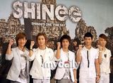 幻灯图：组合SHINee写真集发布会 成员帅气出席