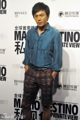 组图：秦昊受邀活动赶场忙 短裤潮搭引关注