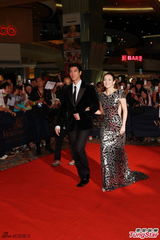 组图：章子怡性感真空亮相 与王力宏结伴走红毯