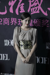 组图：秦岚亮相时装盛典 称优雅女性传递正能量