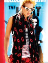 组图：萨拉-多蒙半裸秀娇乳 与女伴大玩同性爱