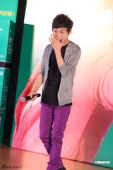 组图：何炅出席上海“安全驾车”活动