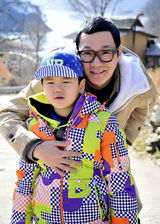 高清：《爸爸2》首曝家族照 尹厚变暖男大哥