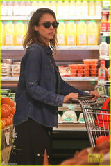 组图：阿尔芭戴墨镜超市购物 变身优雅主妇