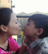 组图：华少爱子照片曝光 5岁米乐活泼可爱