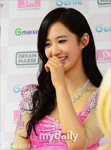 组图：少女时代开唱 变粉红女郎镂空装小露性感