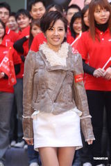 组图：蔡依林代言忙做蛋糕 谈及男友锦荣笑而不答