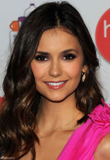 高清组图：妮娜-杜波夫桃红色连衣裙性感亮相