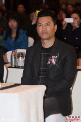 组图：吕良伟曝儿子自认是超人 欲单挑甄子丹