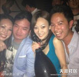 组图：李云迪女友搂男人泡吧照曝光 清纯不再